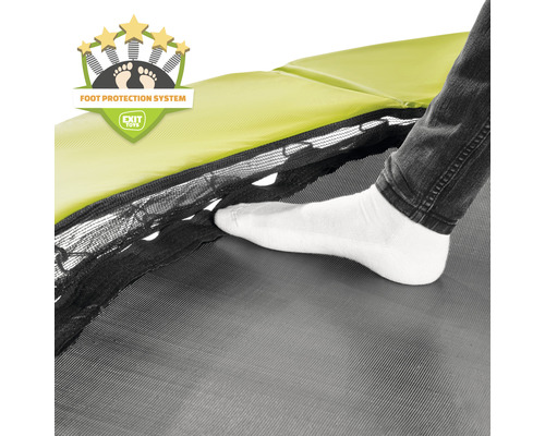 Närbild av en studsmatta med fotbeskyddssystem och fot