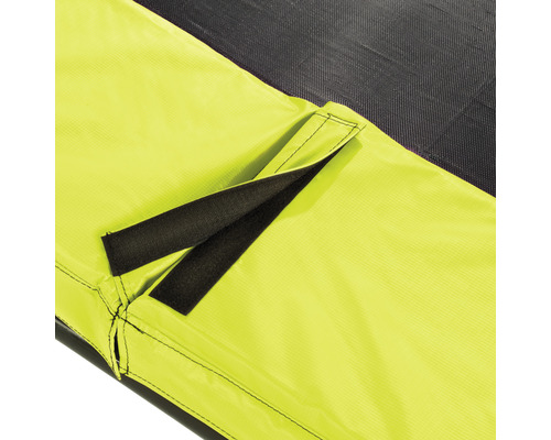 Närbild av ett trampolinsäkerhetsnät med kardborreknäppning