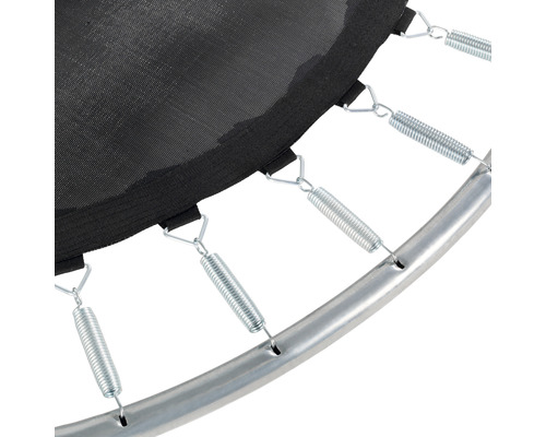 Detaljvy av en studsmatta med fjädrar, hoppduk och ram