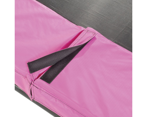 Detalj av ett trampolinskydd med kardborreband