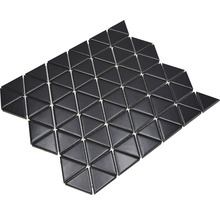Mosaikplatta med triangulära, svarta element