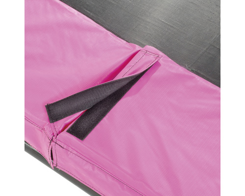 Detaljbild av ett kantskydd för studsmatta med kardborreband