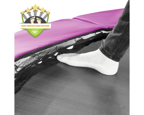 Närbild av en studsmatta med fotbeskyddssystem och EXIT Toys logotyp.