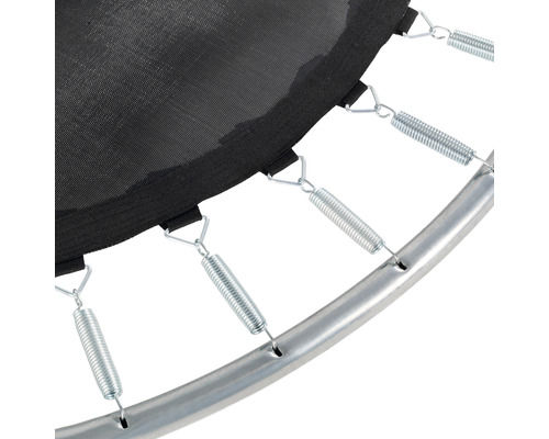 Detaljvy av en studsmatta med fjädrar, hoppduk och ram