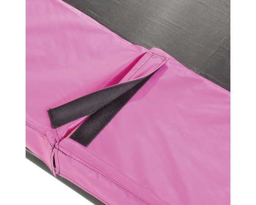 Närbild av ett trampolinskydd med kardborreband