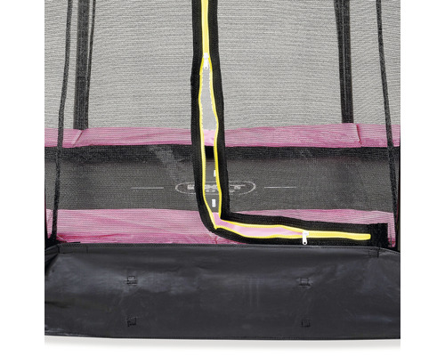 Detaljvy av en studsmatta med säkerhetsnät och dragkedja