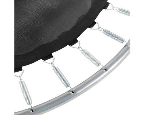 Detaljvy av trampolinfjädring, bestående av hoppduk, fjädrar och ram.