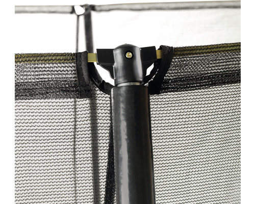 Detaljvy av ett säkerhetsnät och en stolpe för studsmatta.