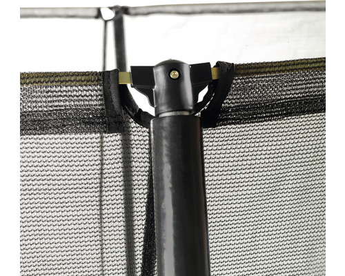 Detaljbild av en studsmatta med säkerhetsnät och stödjande stolpar