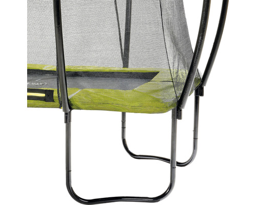 Detaljvy av en trädgårdstrampolin med säkerhetsnät och benkonstruktion