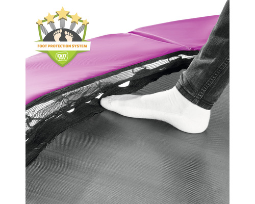 Detaljvy av en studsmatta med fotbeskyddssystem och en person som placerar foten på den.