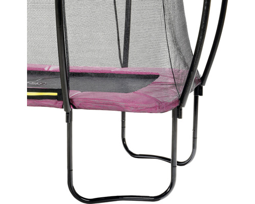 Detaljvy av en trädgårdstrampolin med säkerhetsnät och ram