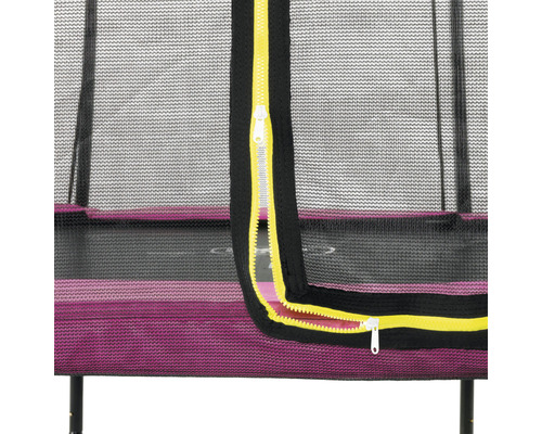 Närbild av en studsmatta med säkerhetsnät och dragkedja