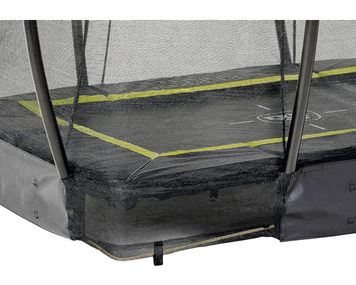Detaljvy av en rektangulär trädgårdstrampolin med säkerhetsnät