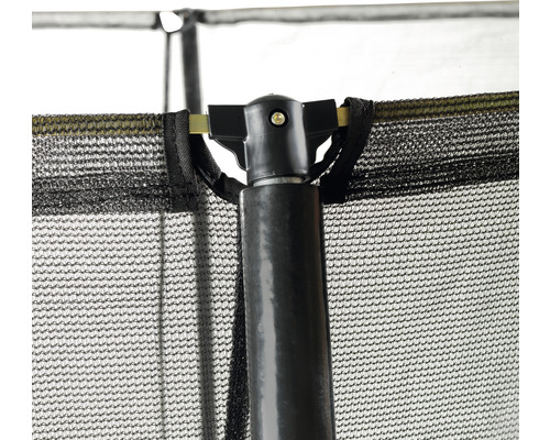 Närbild av en studsmatta med säkerhetsnät och stödpelare