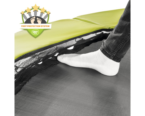 Närbild av en studsmatta med fotskyddssystem och en person som står på den med foten.