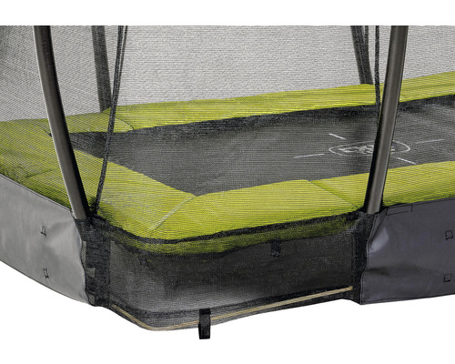 Detaljvy av en trädgårdstrampolin med säkerhetsnät och ramskydd