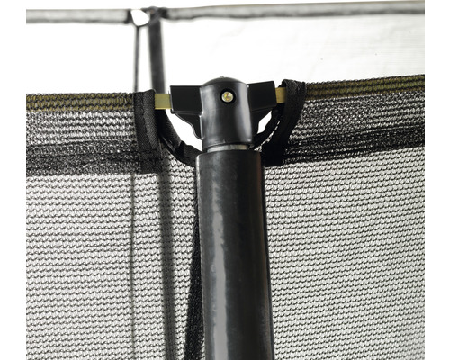 Närbild av ett trampolinsäkerhetsnät med stödpinne