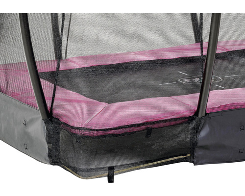 Detaljvy av en rektangulär trädgårdstrampolin med säkerhetsnät och kantskydd