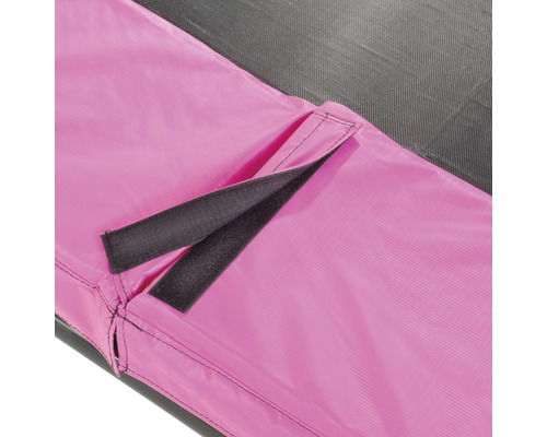 Detaljvy av ett trampolinskydd med kardborreband