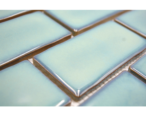 Närbild av ljusa, rektangulära keramiska plattor