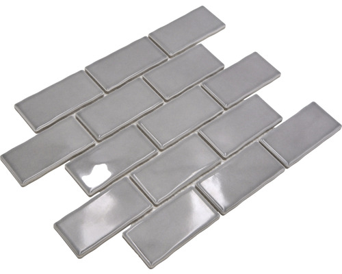 Rektangulära, glänsande plattor lagda i förband