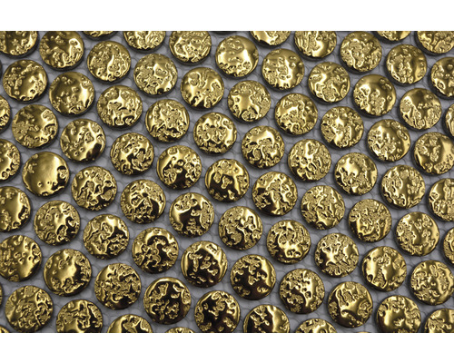 Närbild av en mosaik med små, runda, texturerade guldplattor