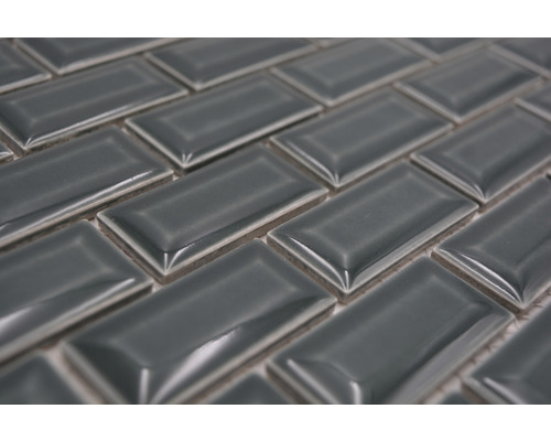 Närbild av grå, rektangulära plattor i fiskbensmönster