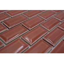 Närbild av rektangulära, glänsande mosaikplattor