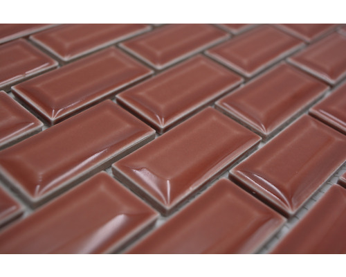 Närbild av rektangulära, glänsande mosaikplattor