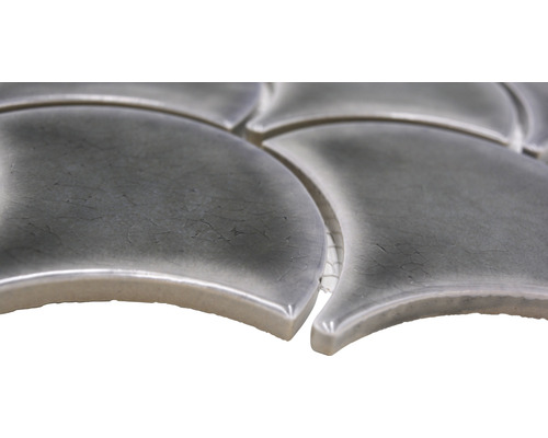 Närbild av mosaikplattor i solfjäderform