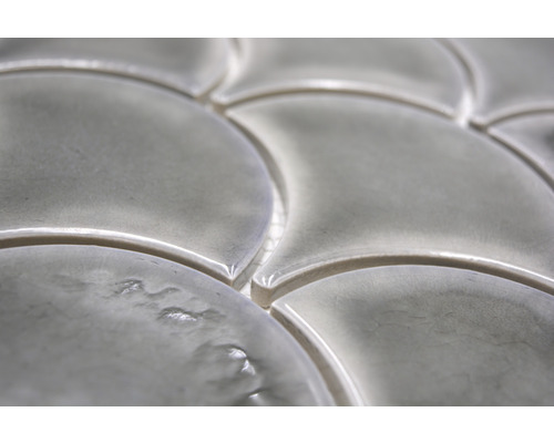 Keramisk mosaik i fläktform