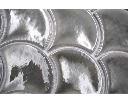 Närbild av mosaikplattor i fiskfjällsform