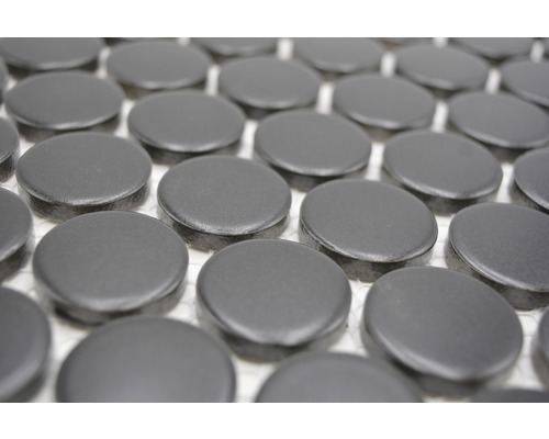 Närbild av svarta mosaikplattor på ett nät