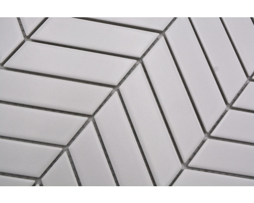 Närbild av vita, rombformade mosaikplattor