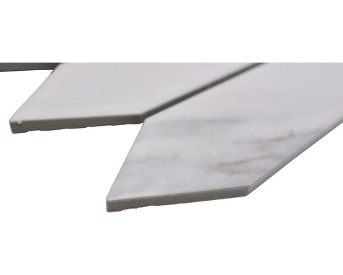 Pilformad mosaikplatta i marmor