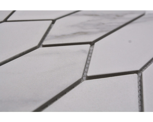 Närbild av vita, rombformade plattor