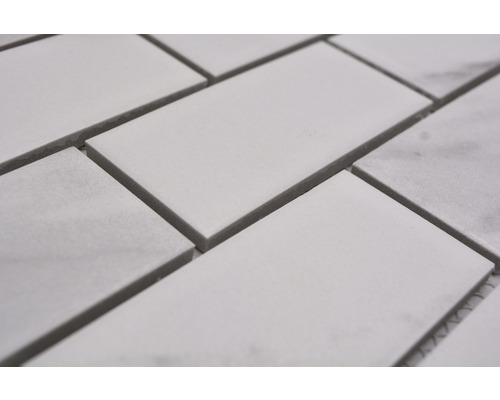 Rektangulära mosaikplattor av marmor