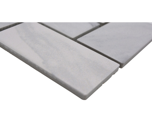 Närbild av mosaikplattor i marmor