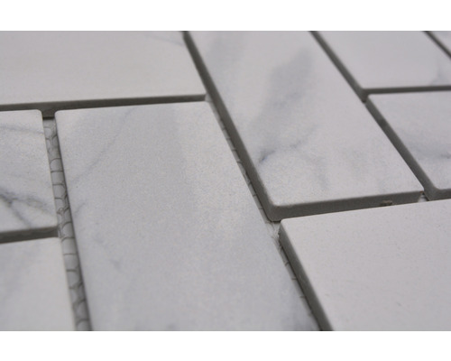 Rektangulära plattor av stengods på ett nät