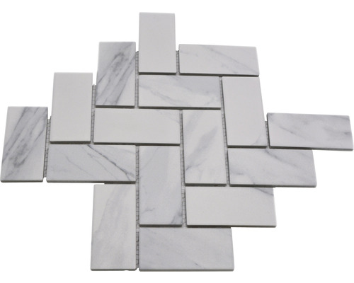 Mosaikplatta av marmor i fiskbensmönster