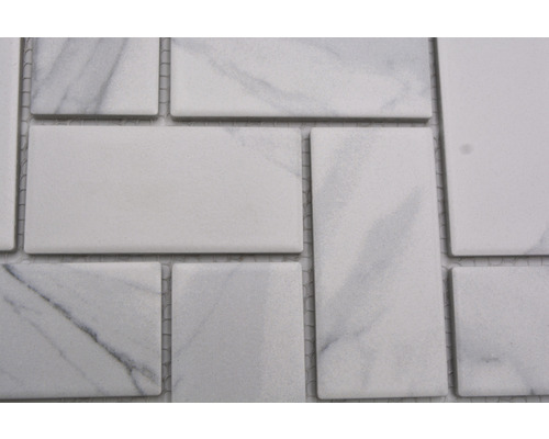 Mosaikplatta av marmor i olika format