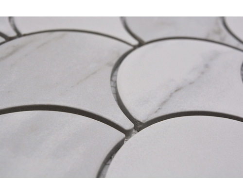 Närbild av mosaikplattor i fläktform