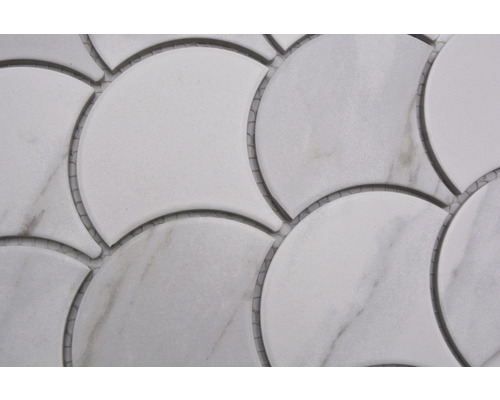 Fläktformad mosaikplatta av marmor