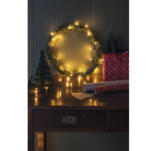 Dekorerad julscen med krans, ljus, present och bord