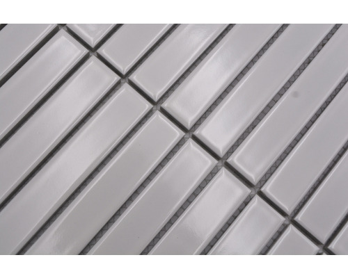 Keramiska plattor i avlång form på ett nät