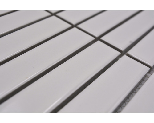 Närbild av vita mosaikplattor