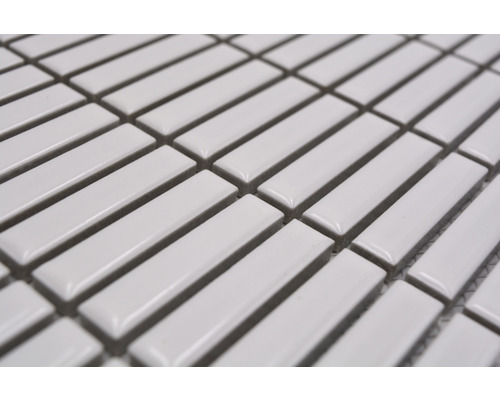 Närbild av rektangulära, vita mosaikplattor.