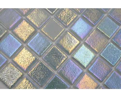 Närbild av skimrande glasmosaikplattor