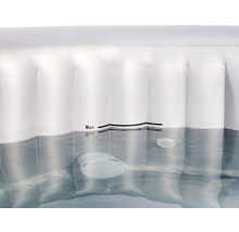 Närbild av en uppblåsbar bubbelpool fylld med vatten med maximal fyllnadsnivåindikator.